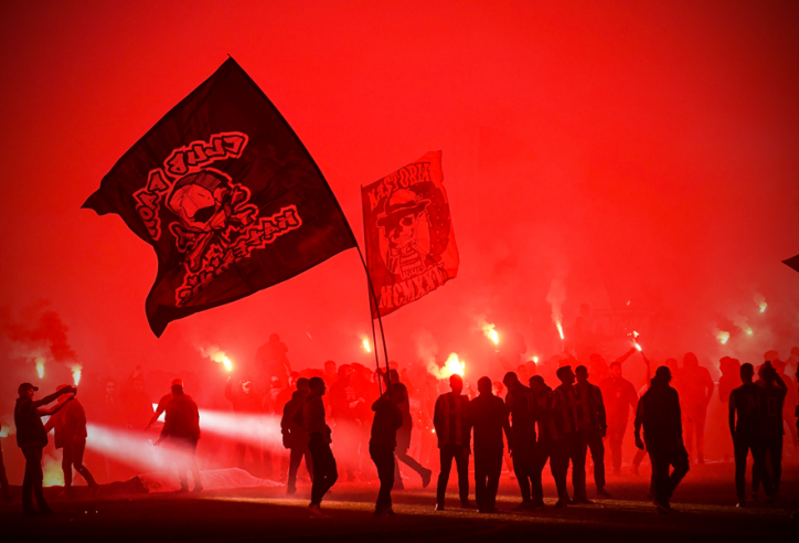 VIDEO: CĐV PAOK đốt pháo sáng quanh thành phố để ăn mừng vô địch