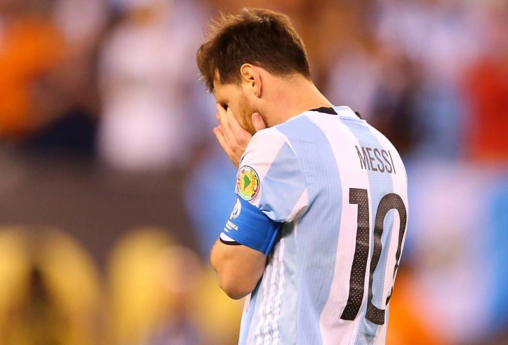 VIDEO: Messi khóc như mưa ngày Argentina thất bại ở Copa America 2016