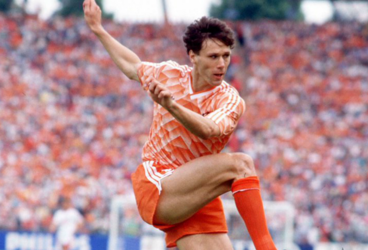 Bàn thắng kinh điển của Van Basten tại CK EURO 1988 - Ngày này năm xưa