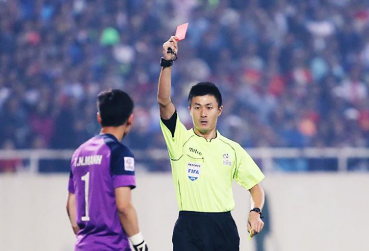 Treo còi trọng tài Trung Quốc từng rút thẻ đỏ Việt Nam tại AFF Cup