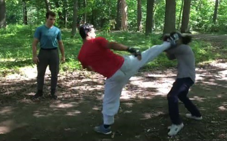Sư đệ của Flores tỉ thí với võ sĩ gốc Việt tại công viên