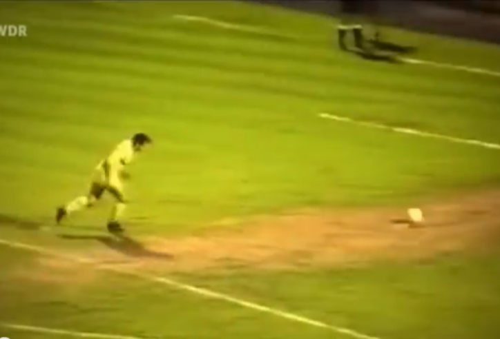 VIDEO: Chưa đá đã run, cầu thủ sút penalty thảm họa chưa từng thấy