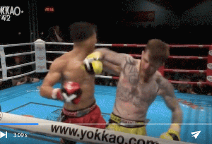 VIDEO: Ra đòn không cần nhìn, võ sĩ hạ knock-out đối thủ đầy chóng vánh