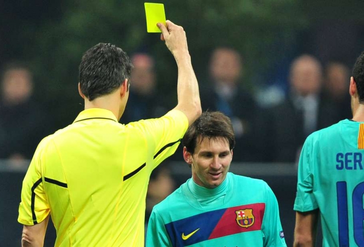 VIDEO: Messi ăn thẻ vàng vì sút penalty đánh lừa thủ môn 