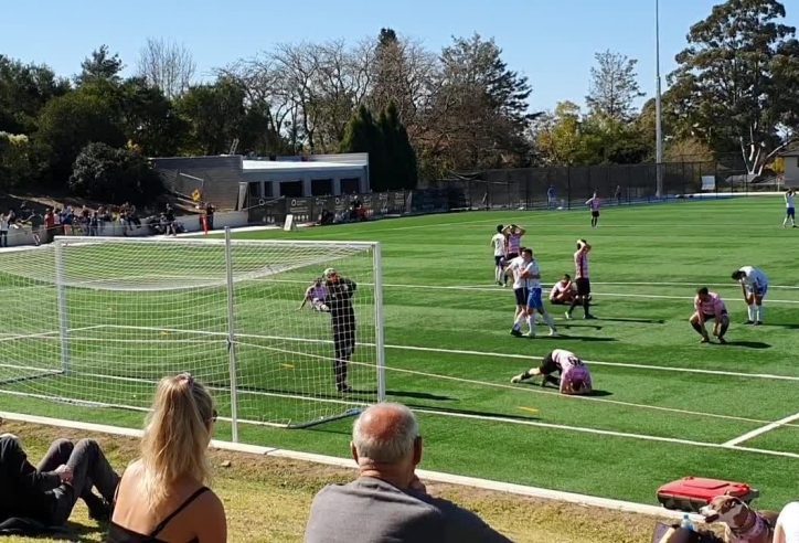 VIDEO: Cầu thủ đá phản lưới nhà khó hiểu trên chấm penalty