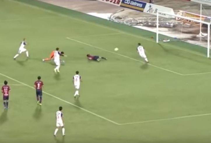 VIDEO: Cầu thủ ngã sõng soài vẫn ghi bàn thắng 'kỳ lạ nhất thế giới'