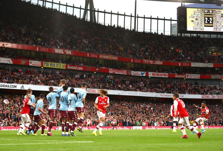 Arsenal lội ngược dòng ngoạn mục dù chơi với 10 người