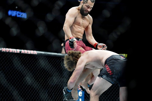 Ra đòn 'gối bay' tàn khốc, võ sĩ người Mỹ đi vào lịch sử UFC