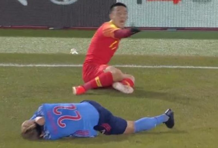 Đạp đối thủ, cầu thủ Trung Quốc bao biện: 'Đầu anh ta lao vào chân tôi'