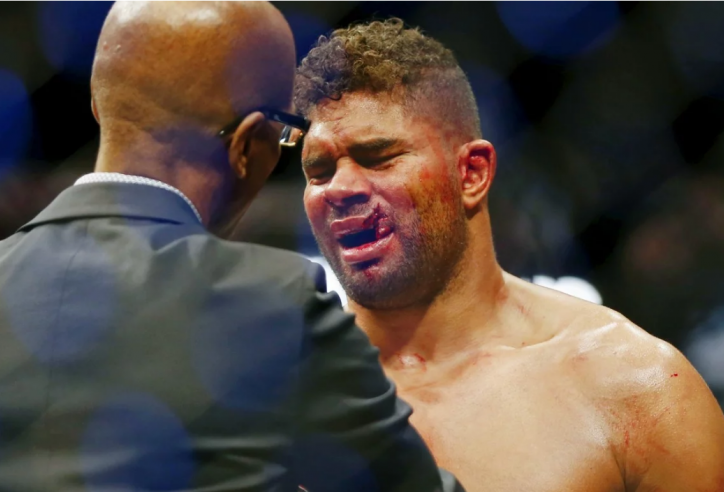 VIDEO: Cú móc trời giáng khiến võ sĩ UFC 'vỡ mồm'