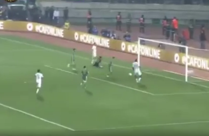 VIDEO: Cầu thủ châu Phi sút ra ngoài ở cự ly dưới 1 mét
