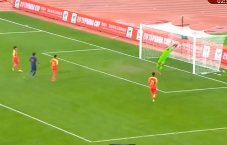VIDEO: Thủ môn Trung Quốc bắt bóng như diễn hài, báo hại đội nhà