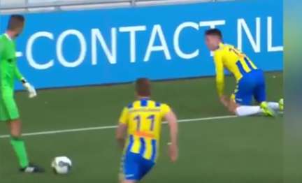 VIDEO: Mải 'ngắm' đối thủ ngã, thủ môn báo hại đội nhà
