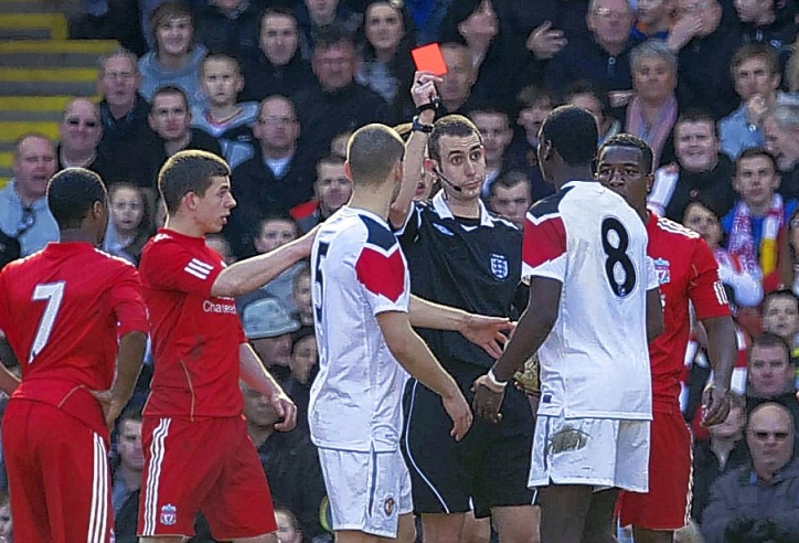 VIDEO: Pogba nhận thẻ đỏ sau khi sút penalty đánh lừa thủ môn