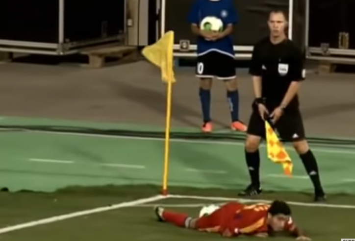 VIDEO: Chưa đá đã run, cầu thủ tạo ra quả phạt góc tệ nhất lịch sử