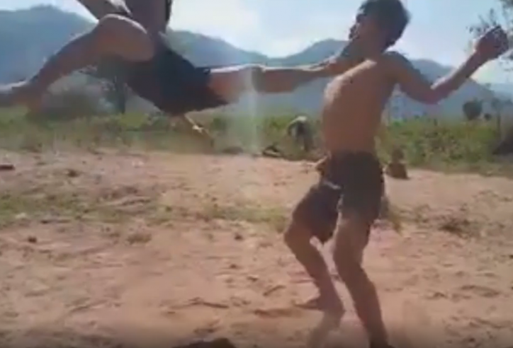 VIDEO: Hai thanh niên tỉ thí võ thuật mãn nhãn như phim hành động