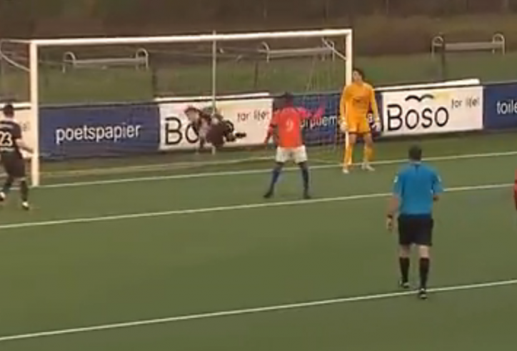 VIDEO: Cầu thủ bay người cứu thua như thủ môn và cái kết