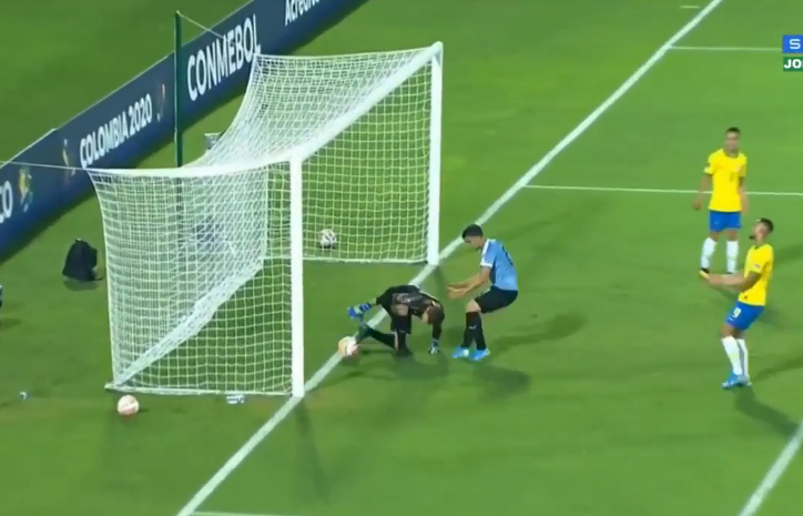 VIDEO: Thủ môn Uruguay ghi bàn cho Brazil theo cách khó hiểu