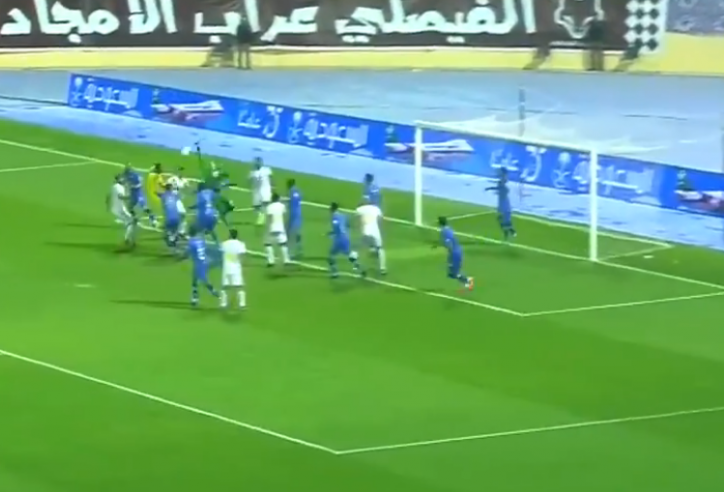 VIDEO: Thủ môn lên tấn công phút cuối, ghi luôn 'bàn thắng vàng'