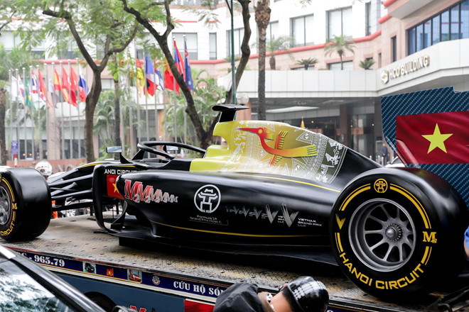 Mô hình xe đua F1 thu hút sự chú ý trên đường phố Hà Nội