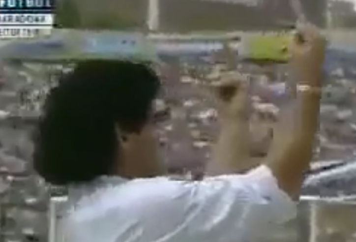 VIDEO: Huyền thoại Maradona giơ 'ngón tay thối' về phía khán đài