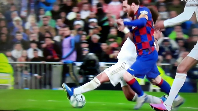 Messi 'câm lặng' sau cú tắc bóng đỉnh cao của Marcelo