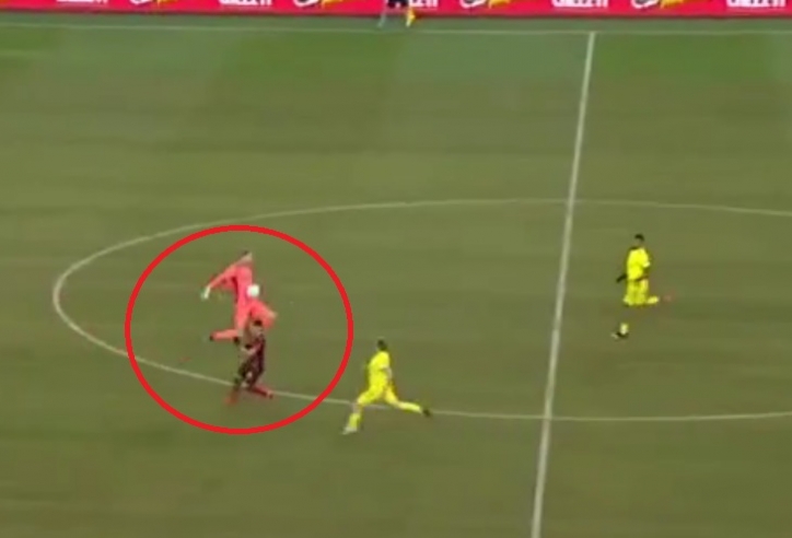 VIDEO: Thủ môn lên giữa sân bắt bóng và cái kết gây phẫn nộ