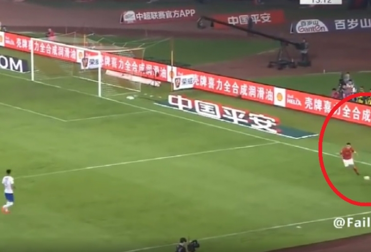 VIDEO: Thủ môn Trung Quốc lao ra như Neuer và cái kết ngỡ ngàng