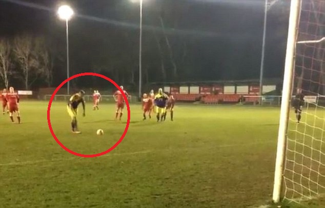 VIDEO: Sút penalty kiểu 'buộc dây giày' khiến thủ môn bó tay