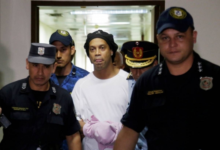 Ronaldinho bị giam giữ cùng tù nhân đặc biệt nguy hiểm
