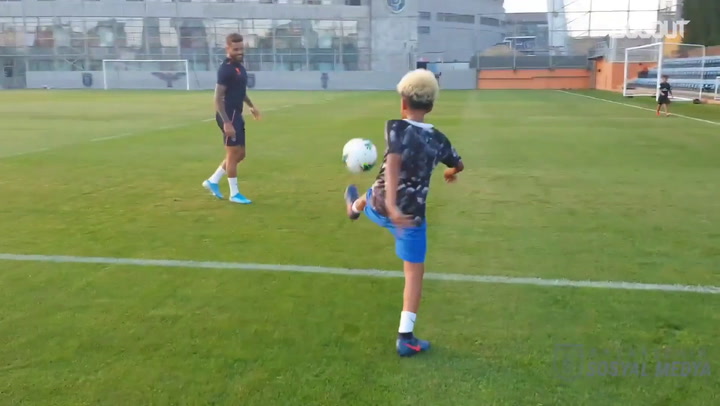 VIDEO: Robinho cùng con trai trổ tài với trái bóng