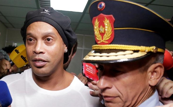 'Ronaldinho không nói chuyện và từ chối ăn trong tù'
