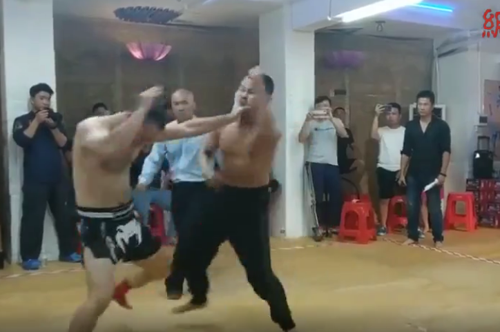 VIDEO: Võ sư cổ truyền Trung Quốc thua 'sấp mặt' trước võ sĩ Muay Thái