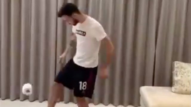 VIDEO: Bruno Fernandes phô diễn kỹ năng bóng đá với giấy vệ sinh