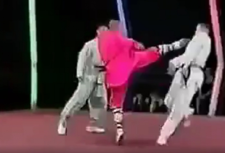 VIDEO: Màn tỉ thí mãn nhãn giữa cao thủ Thiếu Lâm Tự và võ sĩ Taekwondo
