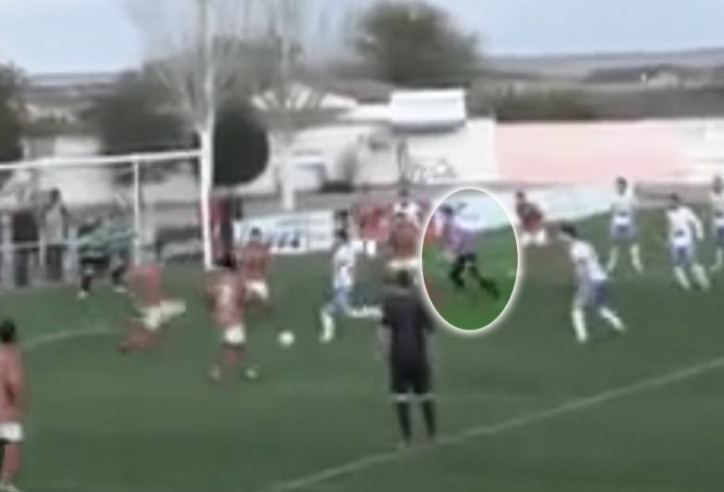 VIDEO: Tấn công phút bù giờ, thủ môn ghi luôn siêu phẩm 'bọ cạp'