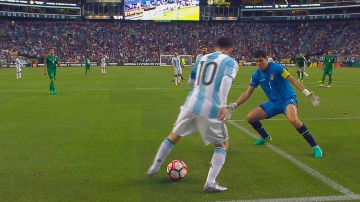VIDEO: Thủ môn tội nghiệp hóa trò cười khi đối đầu với Messi