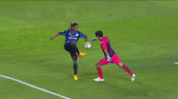 VIDEO: Ronaldinho nhận thẻ vàng vì ghi bàn kiểu 'ăn cắp trứng gà'