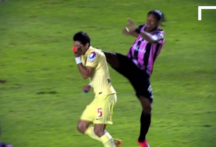 VIDEO: Ronaldinho đá thẳng vào mặt cầu thủ đối phương