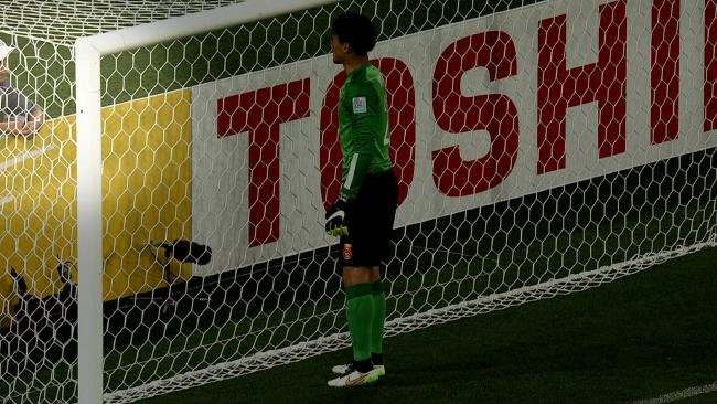 VIDEO: Thủ môn Trung Quốc cản penalty thành công nhờ cậu bé nhặt bóng