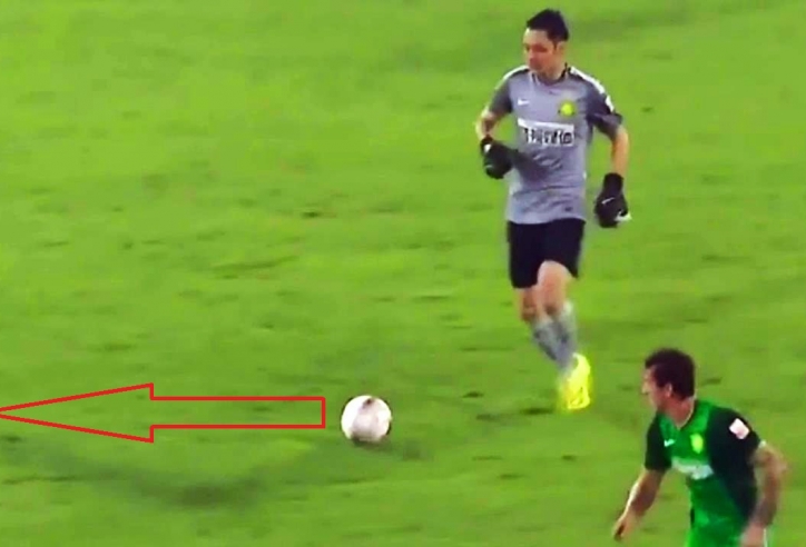 VIDEO: Thủ môn Trung Quốc rê bóng từ sân nhà và cái kết 