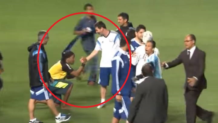 VIDEO: Bản sao của Ronaldinho chạy vào sân quỳ lạy Messi