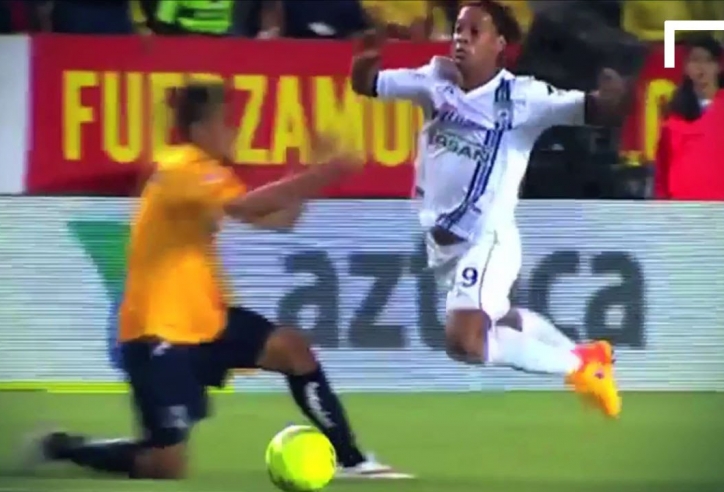 VIDEO: Bậc thầy kỹ thuật Ronaldinho ăn vạ lộ liễu ra sao?
