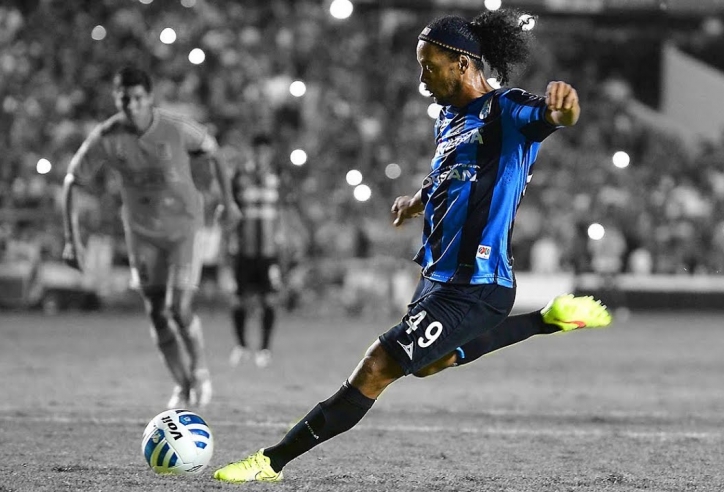 VIDEO: Ronaldinho lập cú đúp chỉ 6 phút sau khi vào sân