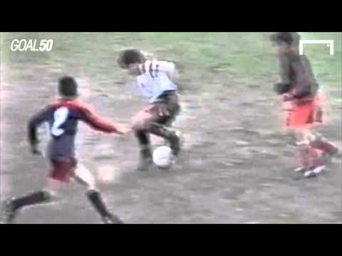 VIDEO: Messi khi 12 tuổi chơi bóng ra sao?
