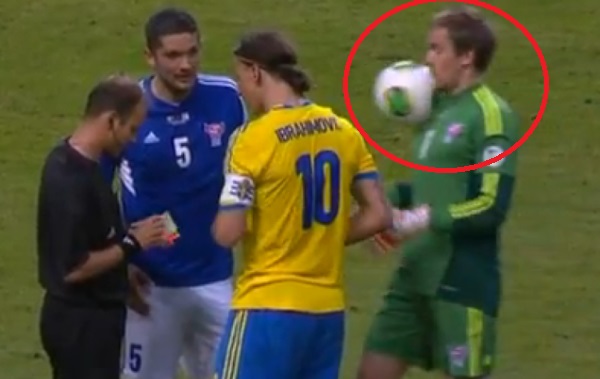 VIDEO: Ibrahimovic ném bóng vào mặt thủ môn đối phương