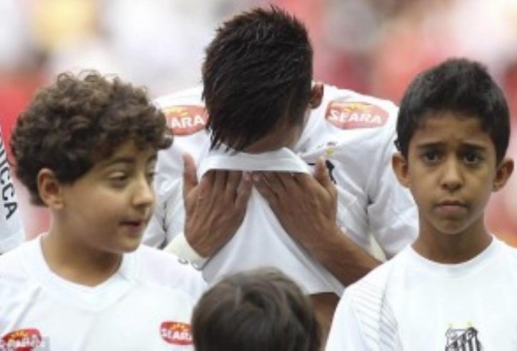 VIDEO: Neymar khóc như mưa trong trận cuối cùng khoác áo Santos