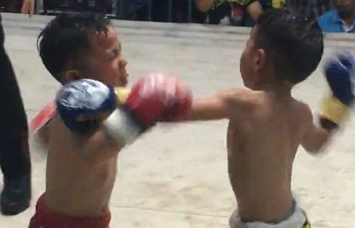 Hai cậu bé 5 tuổi tạo ấn tượng với màn quyết đấu Muay Thái