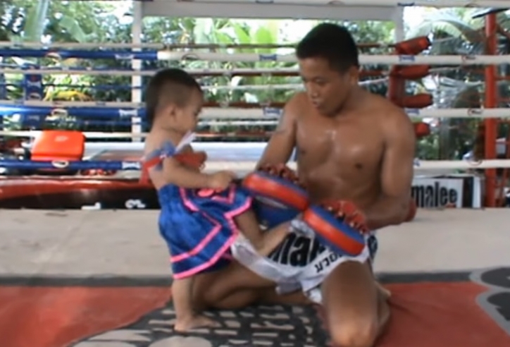 VIDEO: Kinh ngạc khả năng Muay Thái của em bé 1 tuổi