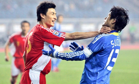 VIDEO: Cầu thủ Trung Quốc 'đá bóng như đánh nhau' khi gặp Nhật Bản